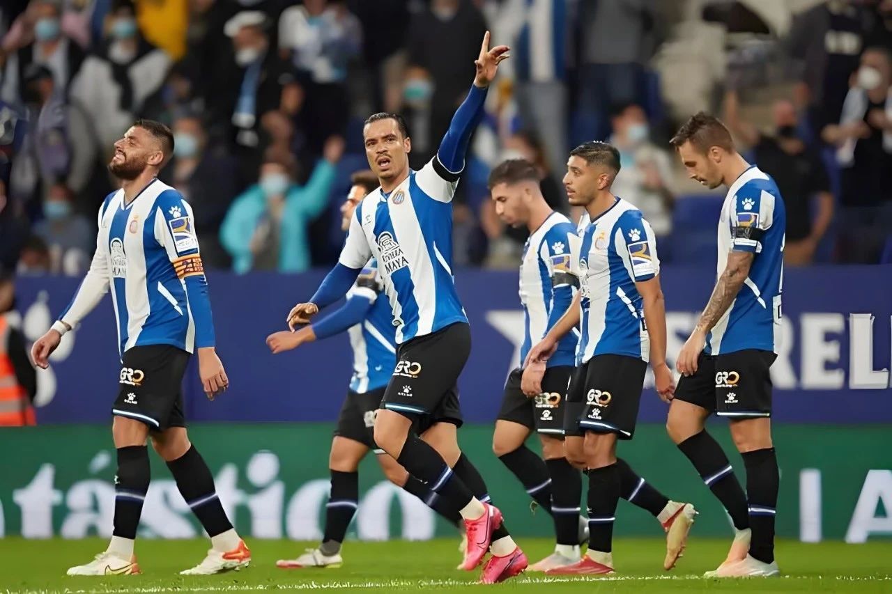 西班牙人拼尽全力，比利亚雷亚尔黑马崭露头角！的简单介绍