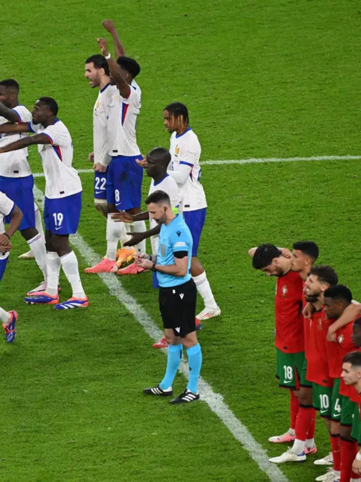 西班牙队遗憾败北决赛 西班牙队遗憾败北决赛