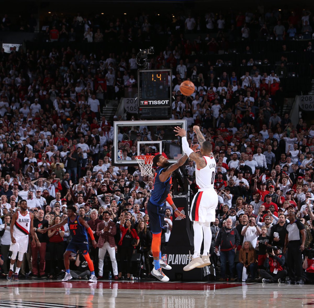 开拓者客场惊险胜快船，利拉德三分绝杀！