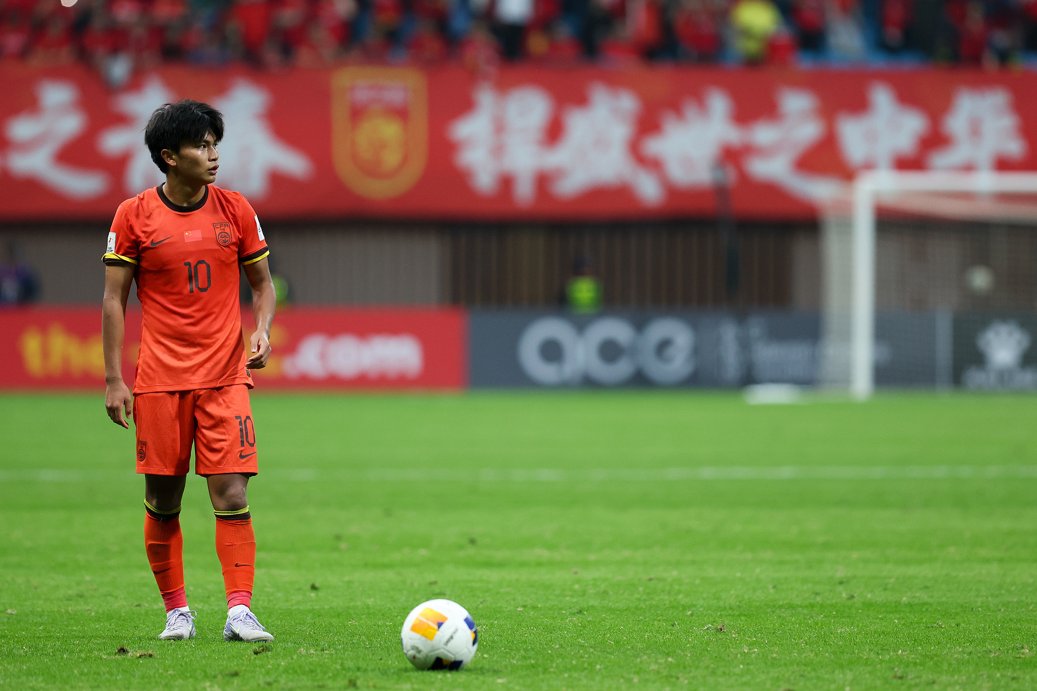 华体会教练-中超球员受外界关注喜欢玩滑板