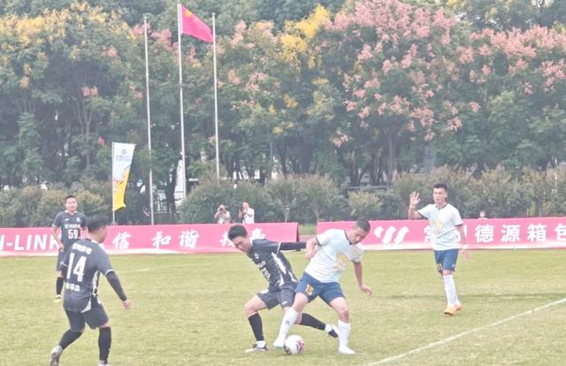 华体会官网-足球比赛场上竞技激烈：球队实力相近
