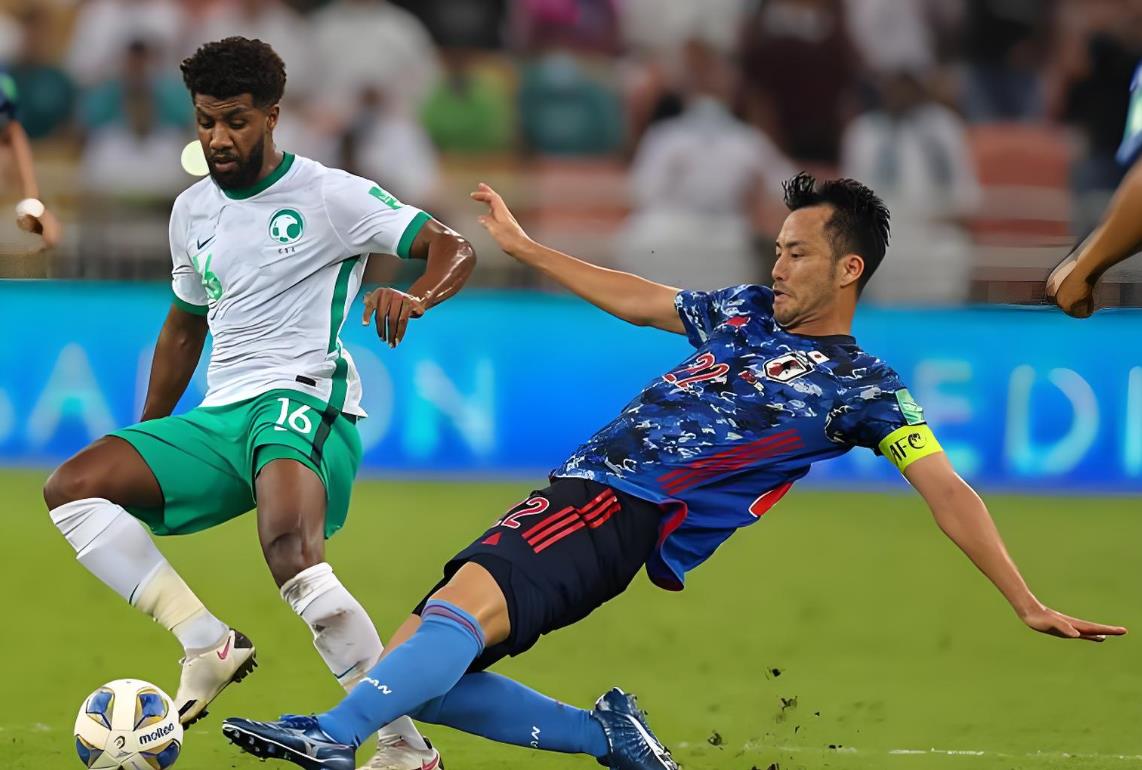 足球比赛场上竞技激烈:球队实力相近 足球比赛场上竞技激烈:球队实力相近