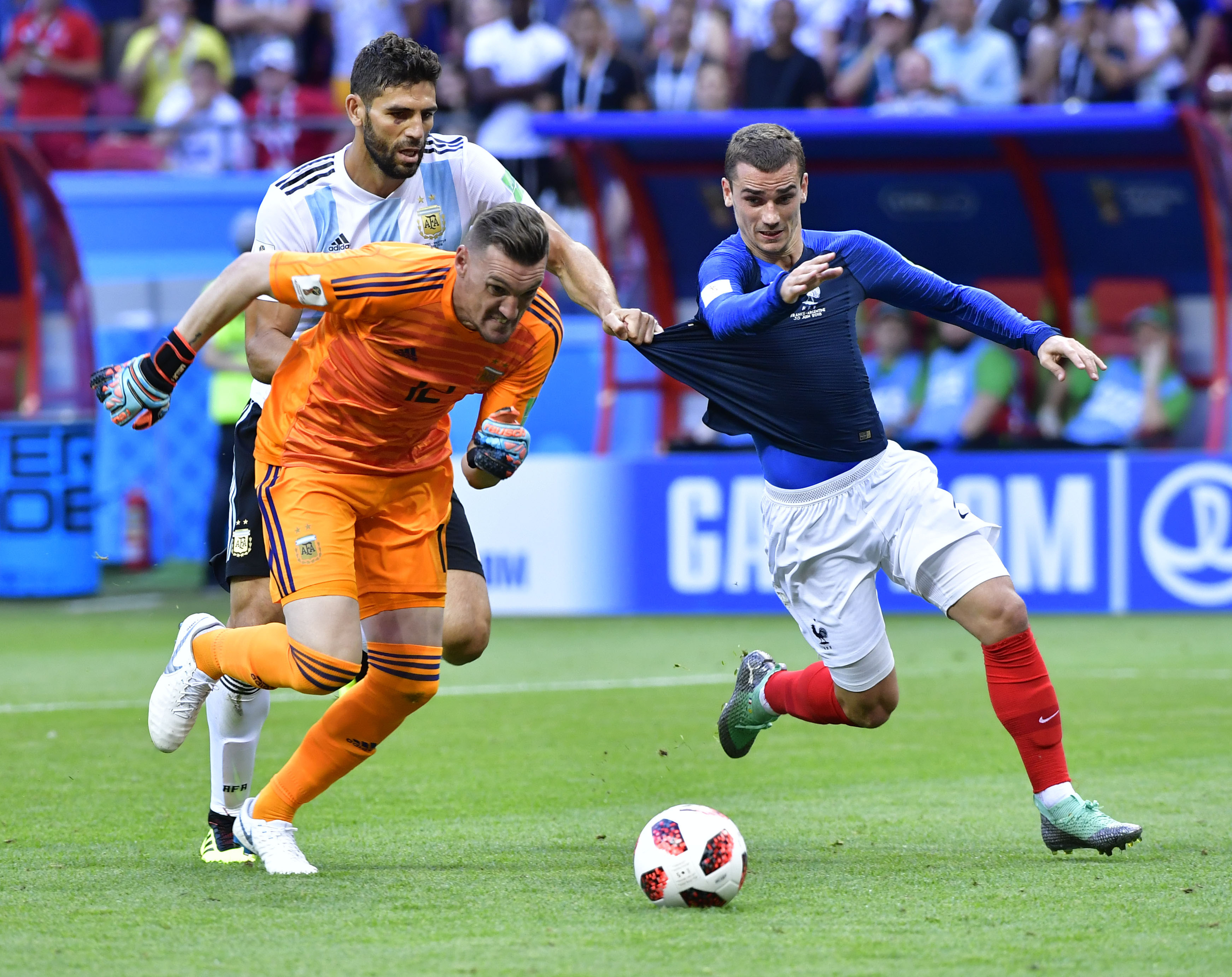 包含法国足球联赛引入新技术改善比赛的词条