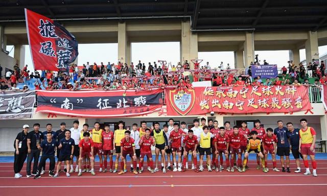 中超联赛关键一役，球队斗志昂扬
