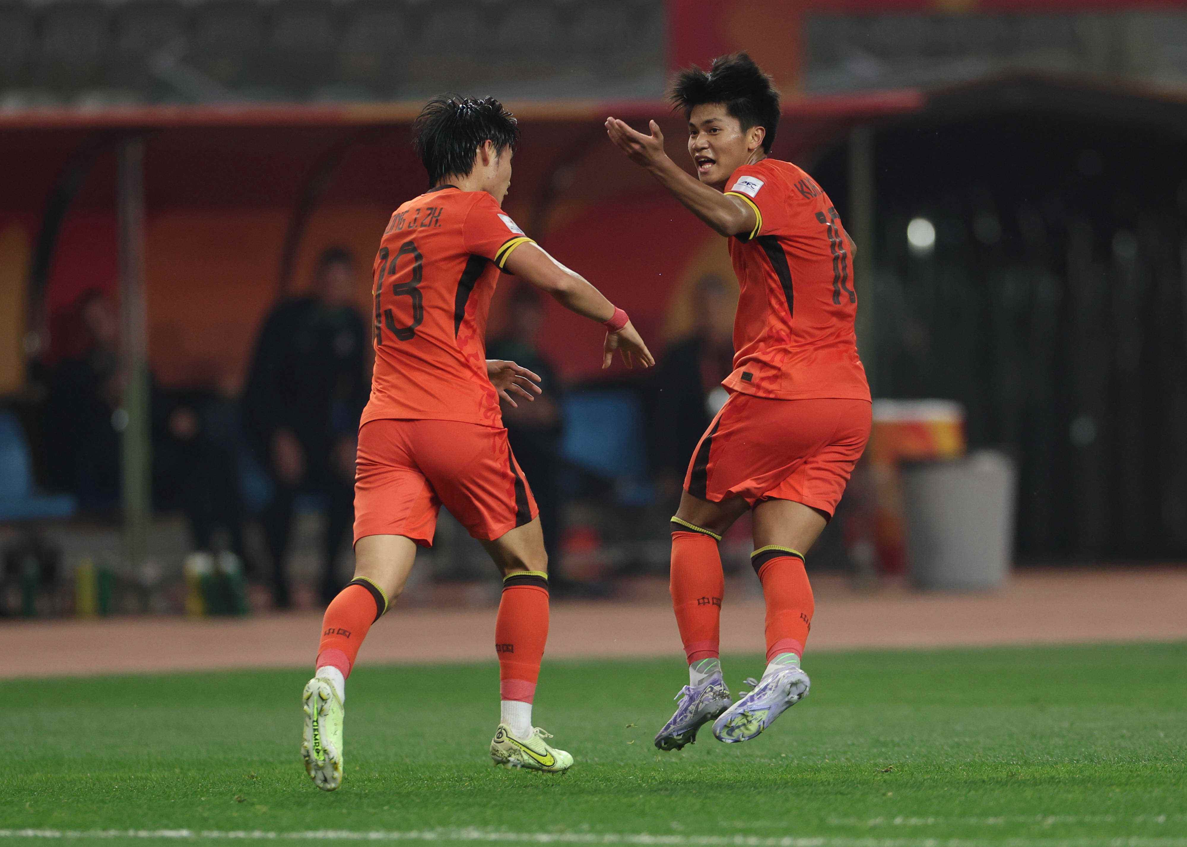 关于球队备战关键比赛，调整战术应对挑战的信息