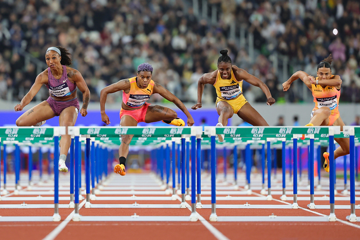 田径比赛中特技展示吸引眼球