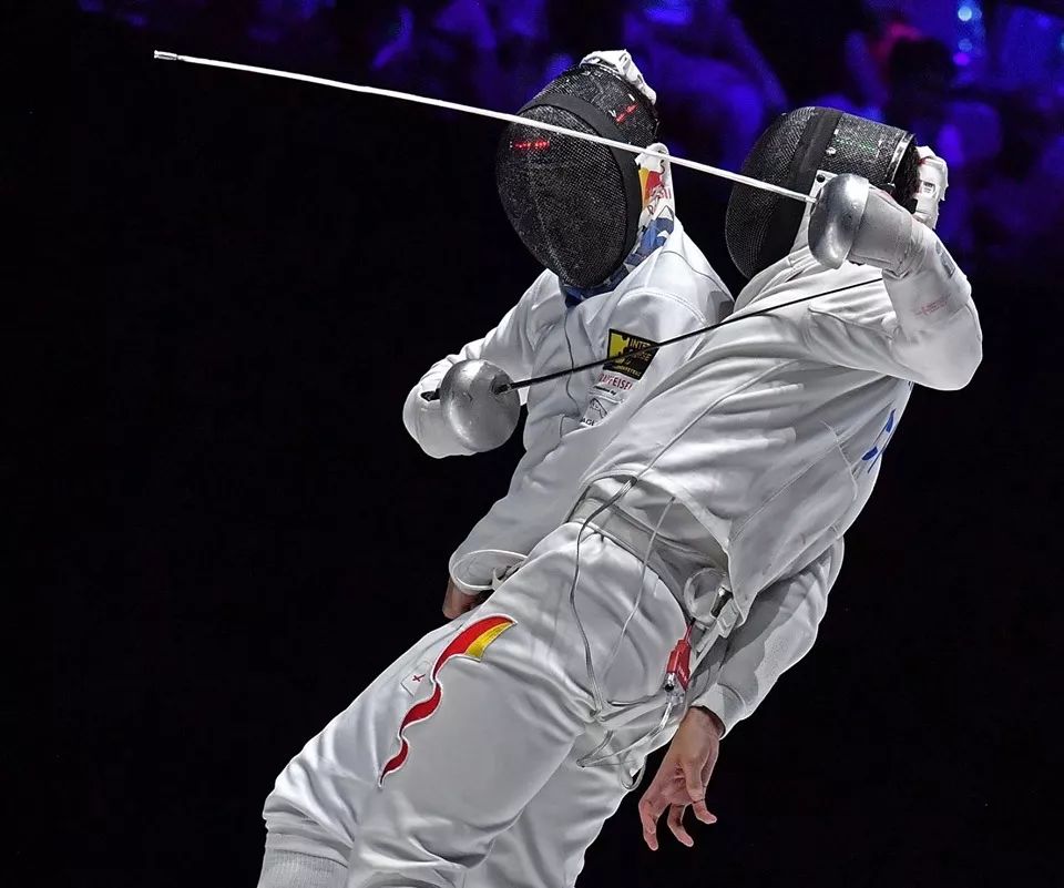 智利选手在击剑比赛中获得奖牌